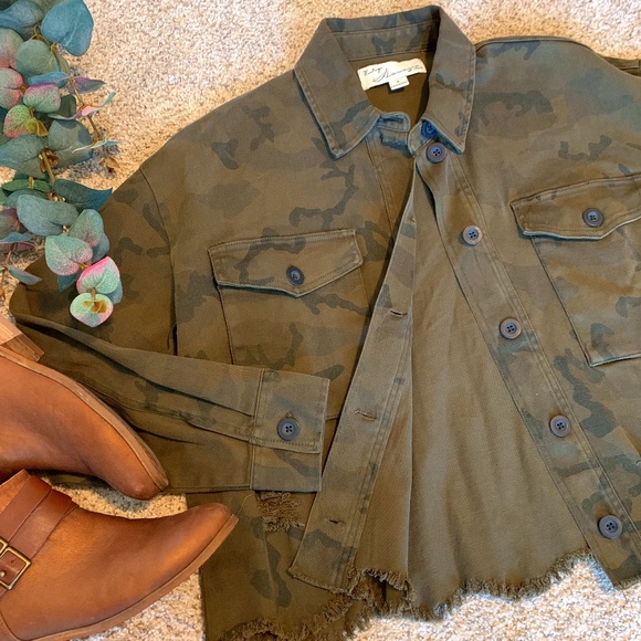 Vintage Havana Jackets & Blazers - Vintage Havana Green Distressed Cropped Camouflage Jacket